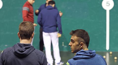 Pelota Mariezkurrena y Peña esperan atentos a que Altuna III y Tolosa escojan el material para el domingo.