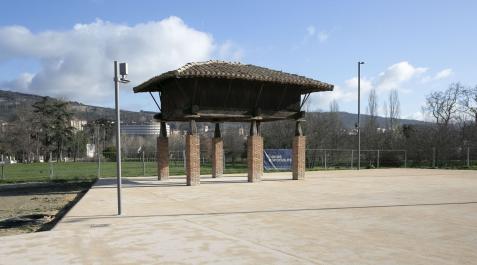 horreo Plaza junto al hórreo de Aranzadi
