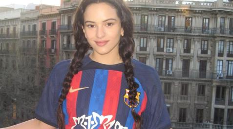 Rosalía luce el logo de 'Motomami' en la camiseta del Barça Rosalía luce el logo de 'Motomami' en la camiseta del Barça