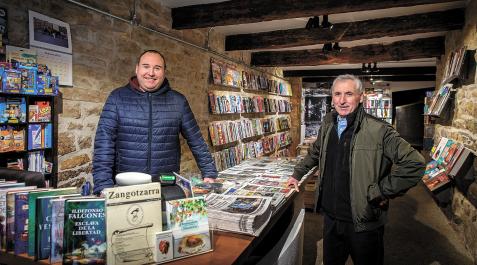 Librería Sangüesa A: Jesús Caso
F: 09.02.2023
P: Javier y Álvaro Plano
L: Sangüesa
T: 120º aniversario de Diario de Navarra. Vendedores de periódicos
Álvaro Plano Amátriain, de 40 años, y su padre, Javier Plano Domeño, de 71. La librería que lleva su apellido en Sangüesa data de 1987. La primera sede, atendida por María Teresa Amátriain Olcoz hasta su jubilación hace año y medio, se localizó en el número 44 de la calle Mayor. Durante años, la familia regentó dos en la misma vía de la ciudad.