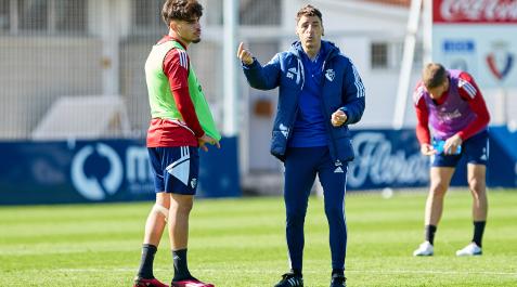 Osasuna Ez Abde atiende a las instrucciones de Bittor Alkiza durante el entrenamiento en Tajonar de este miércoles, 15 de marzo.