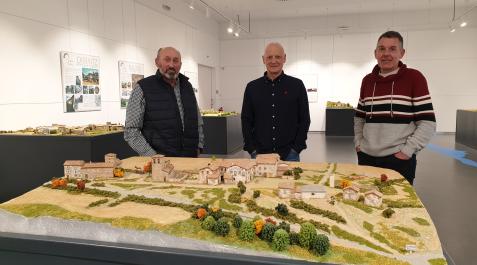 Desde la izda., Juan Jesús Leache Goñi, Toño Villanueva Abaurrea y Alfredo León Mañú, tras la maqueta del pueblo de Itoiz. Desde la izda., Juan Jesús Leache Goñi, Toño Villanueva Abaurrea y Alfredo León Mañú, tras la maqueta del pueblo de Itoiz