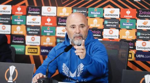 El técnico del Sevilla, Jorge Sampaoli, en la rueda de prensa previa al choque de vuelta contra el Fenerbahce turco.,