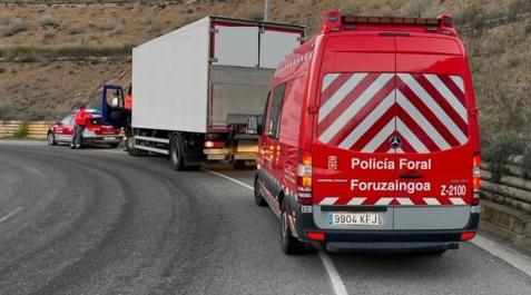 La Policía Foral junto a un camionero en la A-68 La Policía Foral junto a un camionero en la A-68