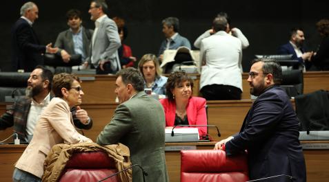 parlamento-navarra-chivite-remirez María Chivite, Eduardo Santos y Javier Remírez en primer plano durante el pleno del Parlamento de Navarra