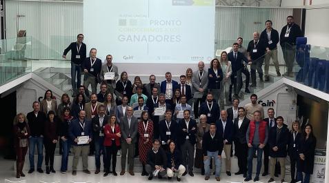Foto de familia de las startups elegidas junto al jurado y a los participantes tras la sesión en el auditorio de CEIN.