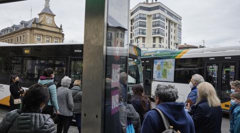 VILLAVESAS Varias personas aguardan para subir a una villavesa en el centro de Pamplona.