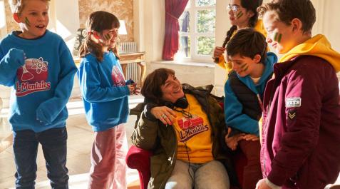 DDN_16-03-2023_16h35m_0137 La directora Ana Murugarren, sentada, con los cinco niños que intervienen en El hotel de los líos. García y García 2
