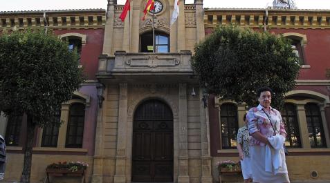Ayuntamiento *A: MONTXO A.G.
*F: 28-07-2011
*L: ESTELLA
*P:
*T: BANDERAS EN EL AYUNTAMIENTO