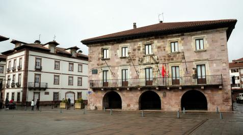 Baztan Aspecto parcial del edificio que alberga el Ayuntamiento de Baztan.