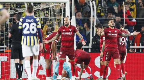 Los jugadores del Sevilla protestan al árbitro el lanzamiento de un objeto que impactó en el meta Dmitrovic durante el choque.