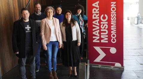 Navarra Music Comission En primer plano: Fernando F. Garayoa, coordinador de la Navarra Music Commission; Rebeca Esnaola, consejera de Cultura y María Andrea Torres, responsable de Cultura de la Embajada de Colombia en España. Detrás, Javier de la Fuente, director de Proyectos Estratégicos de NICDO; Zarys Falcón, del grupo navarro-colombiano Katanga Dub y Maisa Covaleda, mánager del grupo, ayer en Baluarte.