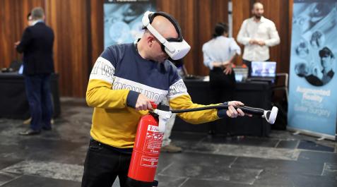 Metaverso Un entrenamiento virtual para luchar contra el fuego, una de las demostraciones tecnológicas que se hicieron este jueves 16 de marzo en el vestíbulo de Baluarte en el congreso NITH.