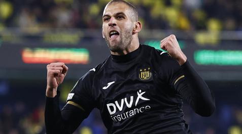 El futbolista del Anderlecht Islam Slimani celebra el tanto anotado en el estadio de La Cerámica con el que eliminaban al Villarreal de la Conference League.