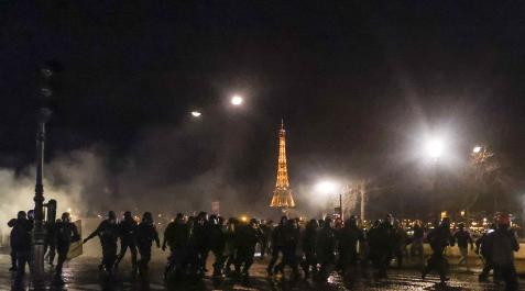 Policía francesa durante los disturbios en París Policía francesa durante los disturbios en París