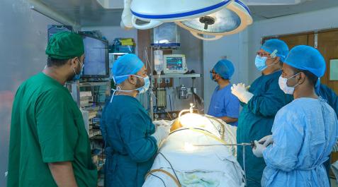 operacion-quirofano Varios cirujanos realizan una operación en un quirófano