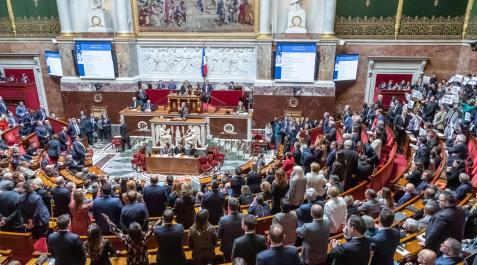 asamblea-nacional-francia Diputados franceses protestan en la Asamblea Nacional por el anuncio del uso del artículo 49 de la Constitución de Francia para aprobar sin votación la reforma de las pensiones
