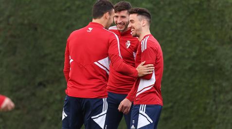 Entrenamiento de Osasuna Unai García, David García y Kike Barja bromean durante el entrenamiento de este viernes 17 de marzo en Tajonar.