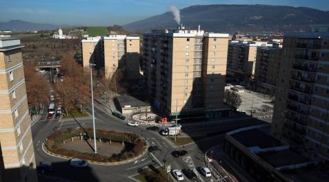 Vista de la rotonda que ‘corta’ el paso de los vecinos del barrio y sobre la que piden una solución