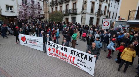Instantánea de la concentración de ayer por la tarde frente al Ayuntamiento de Alsasua. Instantánea de la concentración de ayer por la tarde frente al Ayuntamiento de Alsasua.