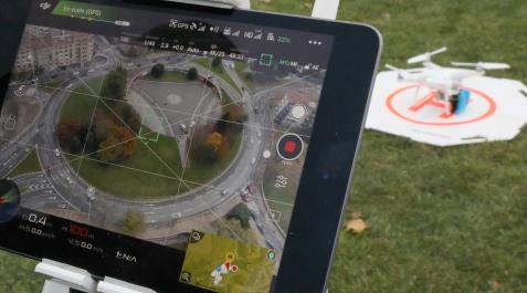 Imagen de una tablet desde la que se analiza la actividad del dron Imagen de una tablet desde la que se analiza la actividad del dron