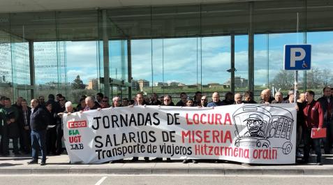 Protesta de los trabajadores del transporte de viajeros en la estación de Autobuses de Pamplona Protesta de los trabajadores del transporte de viajeros en la estación de Autobuses de Pamplona