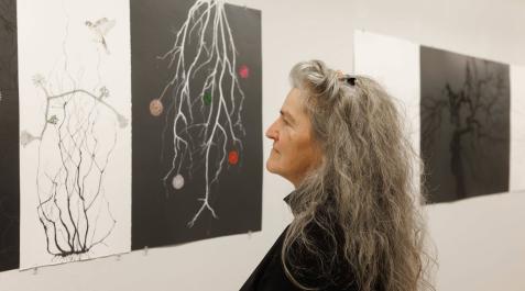 Ángela Moreno contempla un tríptico en blanco y negro del proyecto Cuando los sueños miran a los ojos instalado en El Sario Ángela Moreno contempla un tríptico en blanco y negro del proyecto Cuando los sueños miran a los ojos instalado en El Sario