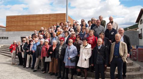 Foto de familia de alumnado y profesorado de la Universidad de mayores Francisco Ynduráin (Umafy) ayer en Aoiz por los 25 años. Foto de familia de alumnado y profesorado de la Universidad de mayores Francisco Ynduráin (Umafy) este sábado en Aoiz por los 25 años