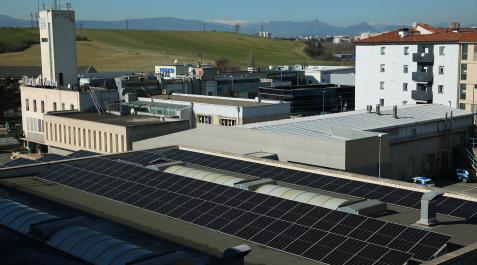 Las instalaciones del Grupo La Información en Cordovilla con la instalación fotovoltaica de autoconsumo en primer término Las instalaciones del Grupo La Información en Cordovilla con la instalación fotovoltaica de autoconsumo en primer término