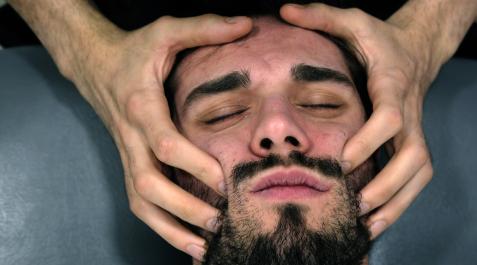 Las manos de Rubén Moreno Pardo trabajan sobre el rostro de Simón Simoes (Míster Navarra). Ambos forman un equipo y viajarán en junio al certamen nacional en Tenerife Las manos de Rubén Moreno Pardo trabajan sobre el rostro de Simón Simoes (Míster Navarra). Ambos forman un equipo y viajarán en junio al certamen nacional en Tenerife