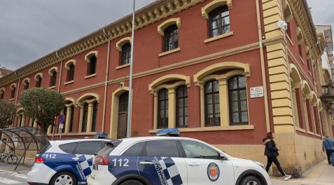 Policía Municipal de Estella Dos coches de Policía Municipal de Estella, aparcados junto a la entrada a la comisaría.