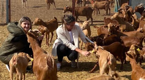 Delia Rández y Elena Garbayo, con las cabras de su explotación Delia Rández y Elena Garbayo, con las cabras de su explotación