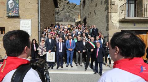Roberto Urrutia y Josu Hernández cantan una jota ante las delegaciones institucionales y familia de Santiago Ramón y Cajal y Camilo Golgi Roberto Urrutia y Josu Hernández cantan una jota ante las delegaciones institucionales y familia de Santiago Ramón y Cajal y Camilo Golgi