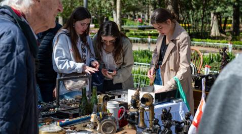Jóvenes y mayores ‘curiosearon’ en los puestos repartidos a lo largo de la calle Bosquecillo Jóvenes y mayores ‘curiosearon’ en los puestos repartidos a lo largo de la calle Bosquecillo