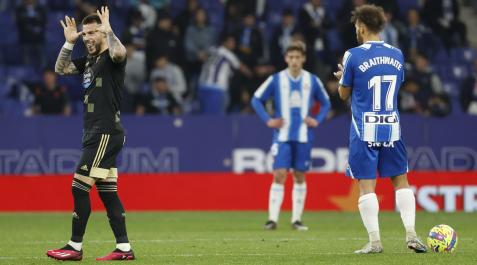 El centrocampista del Celta de Vigo Carles Pérez (i) celebra su gol, tercero de los gallegos ante el RCD Espanyol