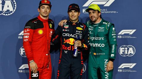 Sergio Perez (Red Bull) posa después de clasificarse en la pole seguido de Charles Leclerc (Ferrari) y Fernando Alonso (Aston Martin) Sergio Perez (Red Bull) posa después de clasificarse en la pole seguido de Charles Leclerc (Ferrari) y Fernando Alonso (Aston Martin)