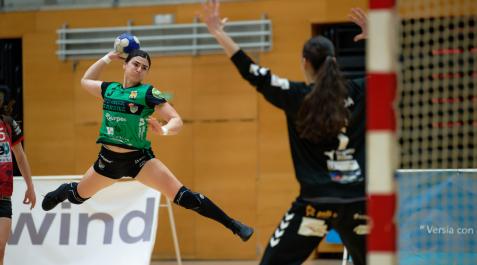 Ainhoa García, que no ha tenido su mejor partido, se eleva para lanzar en Barakaldo