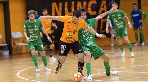 Bruno Petry (Aspil) y Tony Escribano (Osasuna Magna) pugnan por un balón durante el derbi disputado ayer en Tudela.