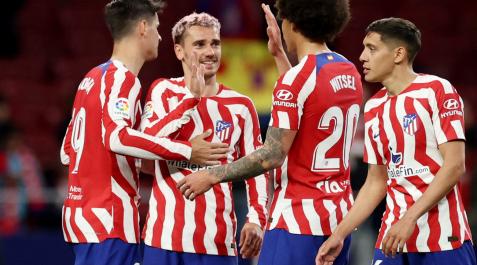 Griezmann y Axel Witsel celebran uno de los goles ante el Valencia