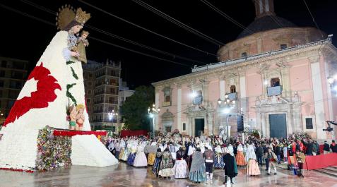 Ofrenda floral en la plaza de la Reina Ofrenda floral en la plaza de la Reina de Valencia
