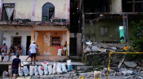 Daños en las fachadas de unas casas afectadas por el terremoto en Isla Puna, Ecuador Daños en las fachadas de unas casas afectadas por el terremoto en Isla Puna, Ecuador