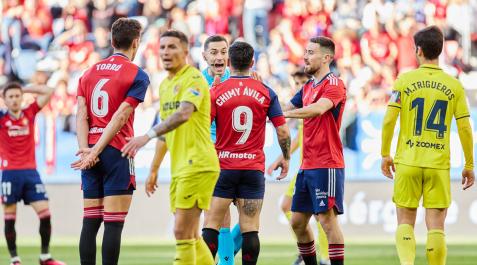 Los futbolistas de Osasuna protestan al árbitro tras la acción de Yeremy Pino Los futbolistas de Osasuna protestan al árbitro tras la acción de Yeremy Pino