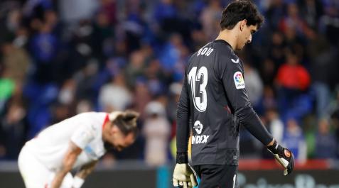 El guardameta marroquí del Sevilla, Yassine Bounou, a la finalización del encuentro correspondiente a la jornada 26 de primera división que han disputado hoy domingo frente al Getafe en el Coliseum Alfonso Pérez de localidad madrileña