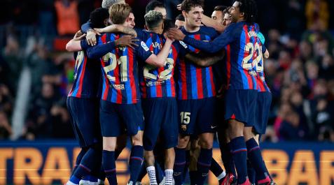 Los jugadores del Barcelona celebran el triunfo ante el Real Madrid.