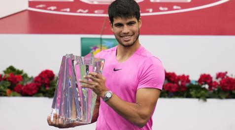 Carlos ALcaraz El español Carlos Alcaraz sujeta el trofeo tras vencer en la final de Indian Wells a Medvedev.