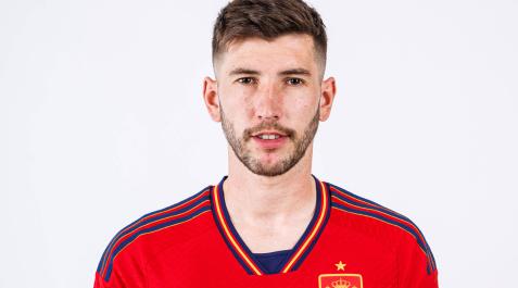 David García posa con la camiseta de España David García posa con la camiseta de España