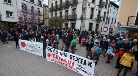 Alsausa salud Imagen de la concentración llevada a cabo el viernes frente al Ayuntamiento de Alsasua.