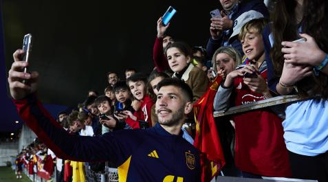 Tras el entrenamiento, el jugador rojillo se acercó a la grada junto a sus compañeros para firmar autógrafos y sacarse fotografías