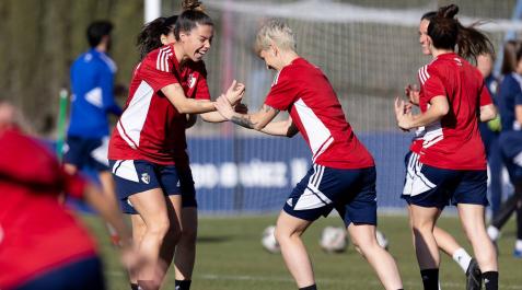 María González, autora de un golazo ante el Granada, y Josune Urdániz, en el entrenamiento de ayer en Tajonar María González, autora de un golazo ante el Granada, y Josune Urdániz, en el entrenamiento de ayer en Tajonar