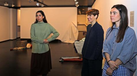Marina González Guerreiro (izq.), Miren Doiz y Nora Aurrekoetxea, el pasado viernes en la sala dedicada al proyecto ‘Cuerpos en el lugar’ de Miren Doiz Exposición